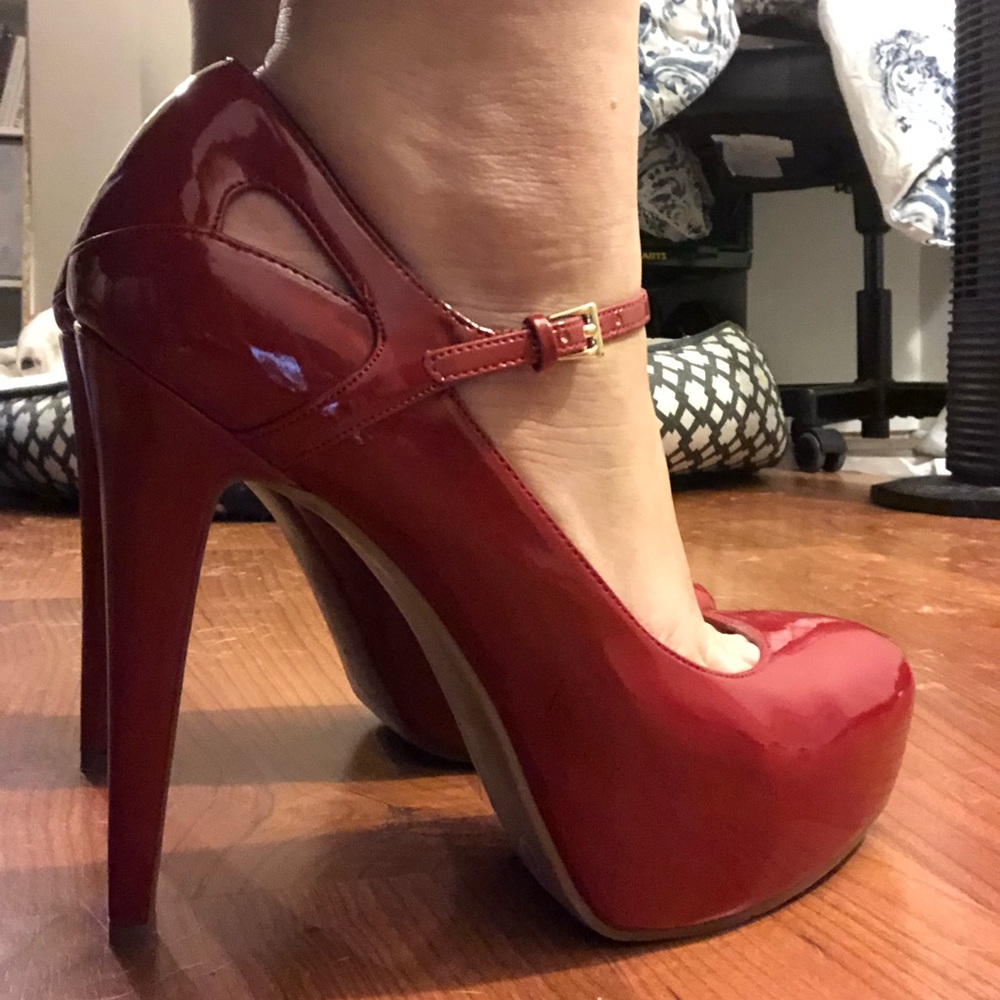 Red patent leather Mary Jane heels EUC 👠
